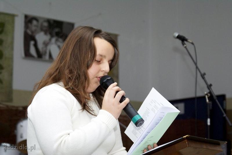 dsc06109.jpg - Małgorzata Kotowicz (I miejsce w kategorii Szkół Podstawowych) ze Szkoły Podstawowej w Dylewie, czyta swój wiersz