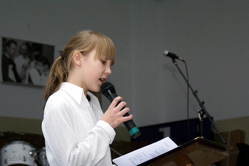 dsc06118.jpg - Magdalena Mrozek (II miejsce w kategorii Szkół Podstawowych) ze Szkoły Podstawowej w Kadzidle, czyta swój wiersz