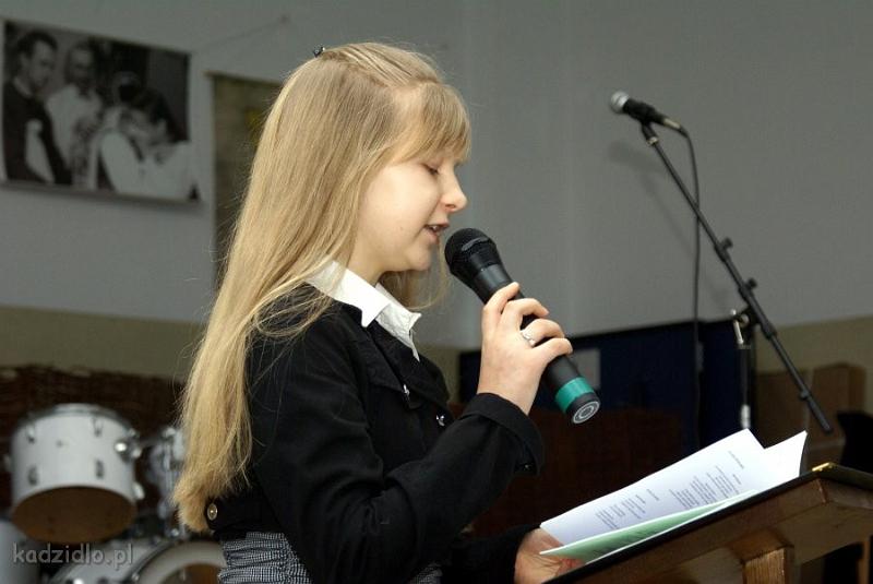 dsc06119.jpg - Julita Drężek (III miejsce w kategorii Szkół Podstawowych) ze Szkoły Podstawowej w Wachu, czyta swój wiersz