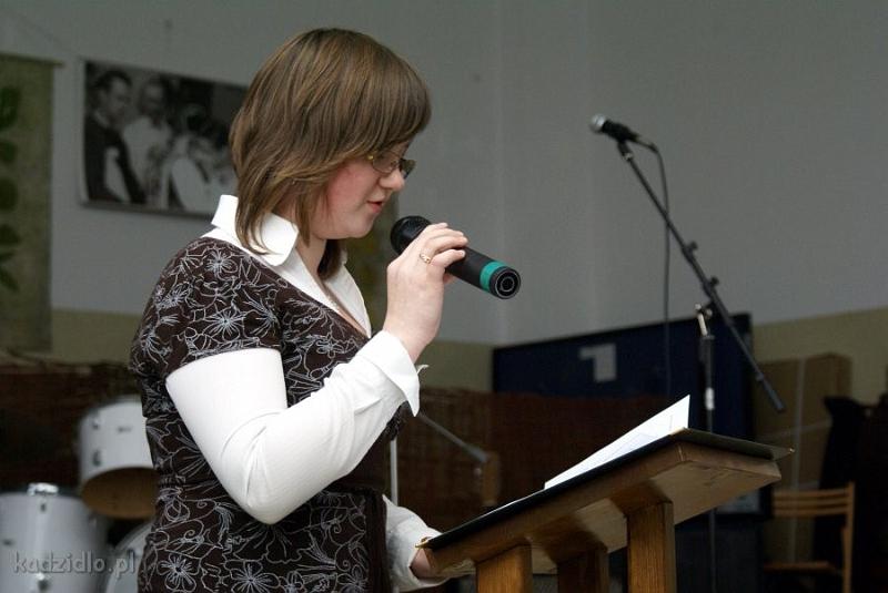 dsc06126.jpg - Joanna Dziczek (III miejsce w kategorii Szkół Podstawowych) ze Szkoły Podstawowej w Wolkowych, czyta swój wiersz