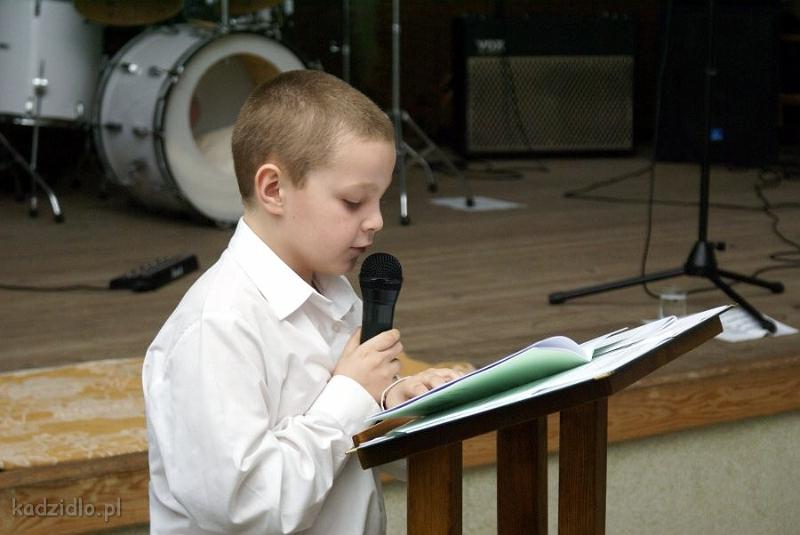 dsc06127.jpg - Bartosz Aptacy (wyróżnienie w kategorii Szkół Podstawowych) ze Szkoły Podstawowej w Kadzidle, czyta swój wiersz