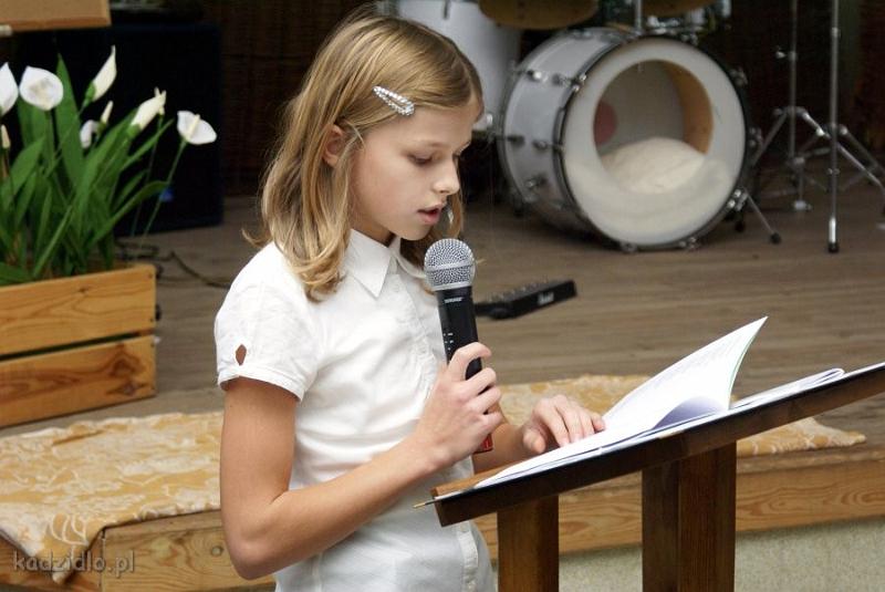 dsc06134.jpg - Oliwia Deptuła (wyróżnienie w kategorii Szkół Podstawowych) ze Szkoły Podstawowej w Kadzidle, czyta swój wiersz