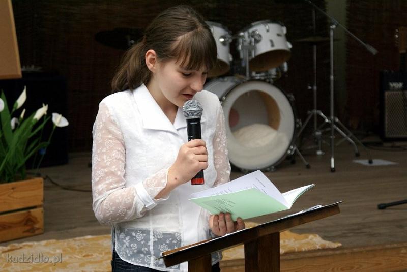 dsc06135.jpg - Julita Domian (wyróżnienie w kategorii Szkół Podstawowych) ze Szkoły Podstawowej w Myszyńcu, czyta swój wiersz