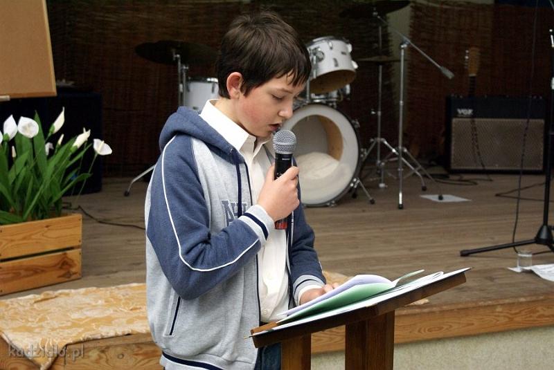 dsc06138.jpg - Wojciech Filipczyk (wyróżnienie w kategorii Szkół Podstawowych) ze Szkoły Podstawowej w Zalesiu, czyta swój wiersz