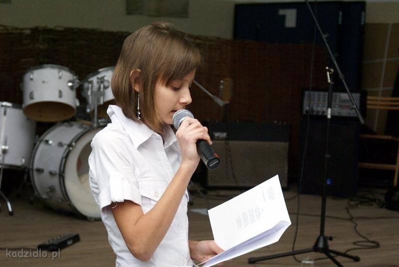dsc06145.jpg - Gabriela Olkowska (wyróżnienie w kategorii Szkół Podstawowych) ze Szkoły Podstawowej w Rozogach, czyta swój wiersz