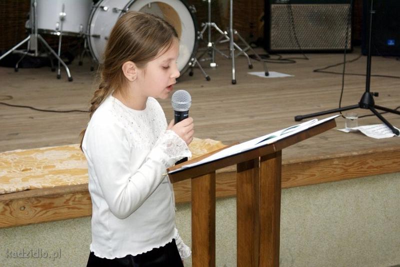 dsc06150.jpg - Monika Puławska (wyróżnienie w kategorii Szkół Podstawowych) ze Szkoły Podstawowej w Kadzidle, czyta swój wiersz