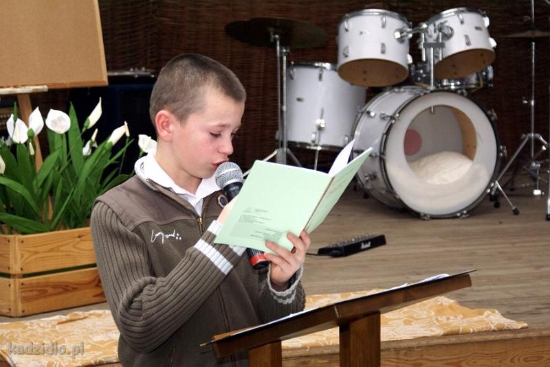 dsc06163.jpg - Mateusz Tyc (wyróżnienie w kategorii Szkół Podstawowych) ze Szkoły Podstawowej w Wykrocie, czyta swój wiersz