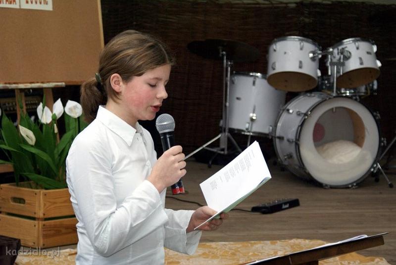 dsc06165.jpg - Anna Zera (wyróżnienie w kategorii Szkół Podstawowych) ze Szkoły Podstawowej w Kadzidle, czyta swój wiersz