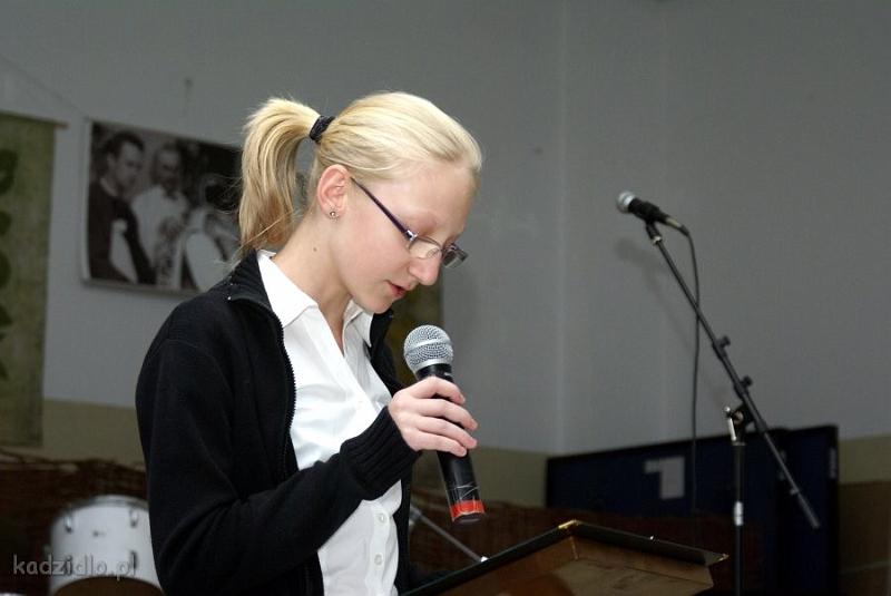 dsc06170.jpg - Karolina Lis (II miejsce w kategorii Gimnazjum) z Gimnazjum w Chudku, czyta swój wiersz