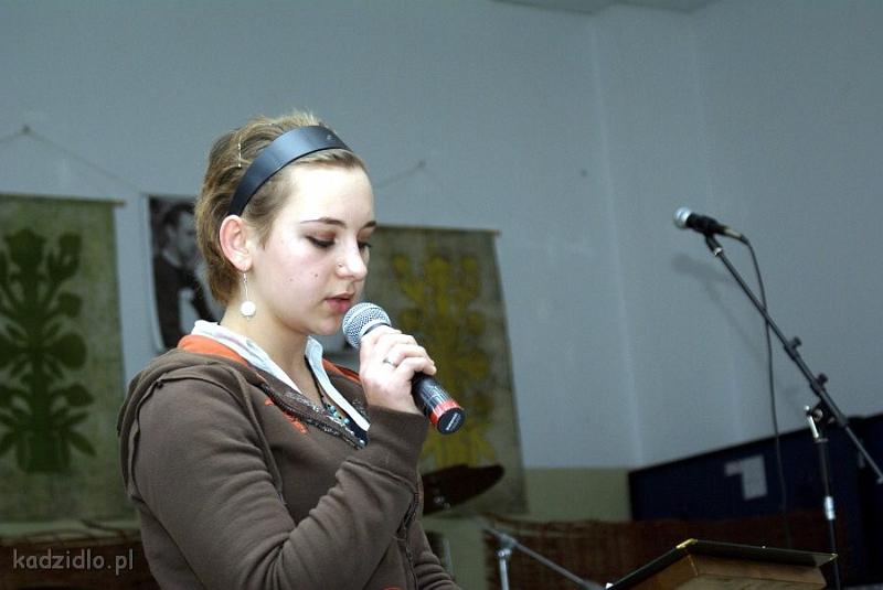 dsc06178.jpg - Joanna Katarzyna Marchewka (III miejsce w kategorii Gimnazjum) z Gimnazjum w Wachu, czyta swój wiersz