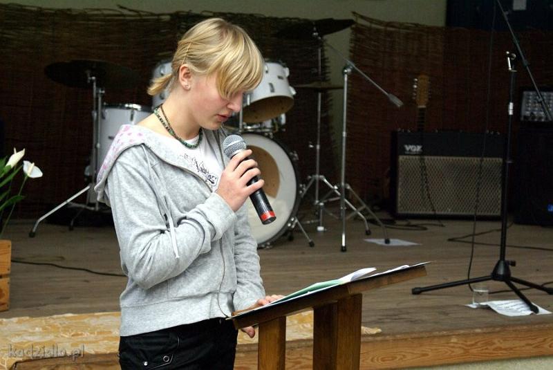 dsc06183.jpg - Natalia Damięcka (wyróżnienie w kategorii Gimnazjum) z Gimnazjum w Baranowie, czyta swój wiersz