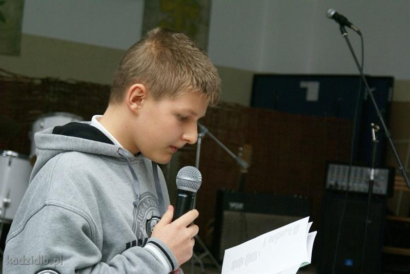 dsc06185.jpg - Hubert Szcześniak (wyróżnienie w kategorii Gimnazjum) z Gimnazjum w Baranowie, czyta swój wiersz