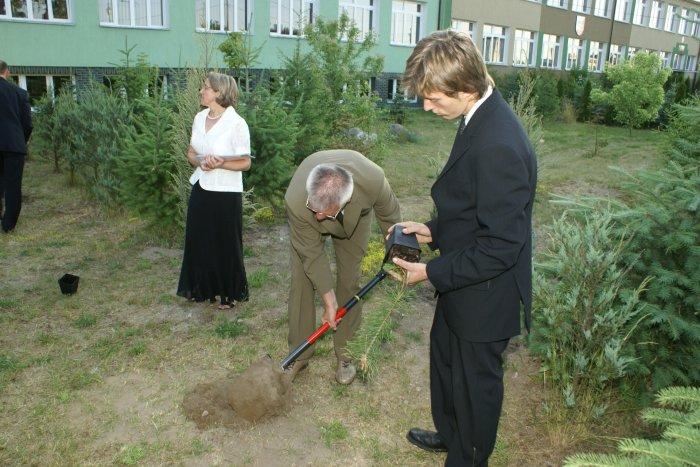 dsc06342.jpg - Sadzenie drzew Benedykta XVI w Kadzidle - 18 czerwca 2008 r.