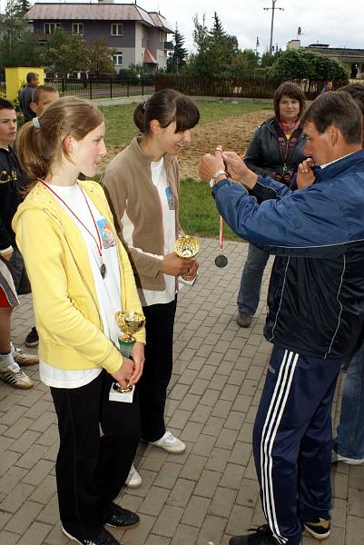 dsc01216.jpg - Kategoria szkół gimnazjalnych - dziewczęta: II miejsce - Skowronek Olga i Trzcińska Marta