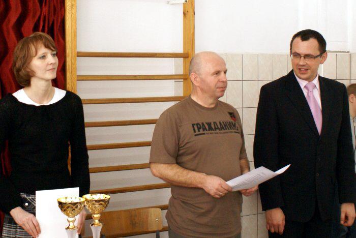 dsc06407.jpg - Od lewej: Alicja Duszak (dyrektor SP w Czarni), Jan Milewski 
(nauczyciel wychowania fizycznego) oraz wjt Dariusz ukaszewski