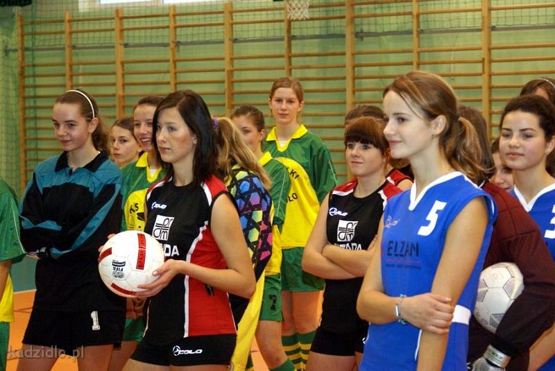 dsc06343.jpg - Mikołajkowy turniej dziewcząt w piłce nożnej - 7 grudnia 2008 r.