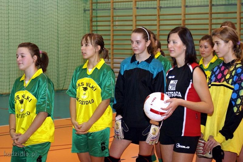 dsc06345.jpg - Mikołajkowy turniej dziewcząt w piłce nożnej - 7 grudnia 2008 r.