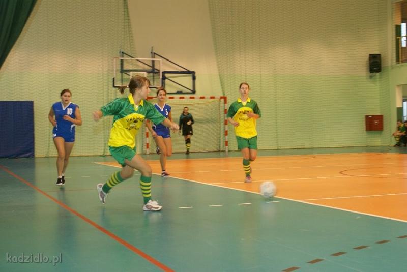 dsc06374.jpg - Mikołajkowy turniej dziewcząt w piłce nożnej - 7 grudnia 2008 r.