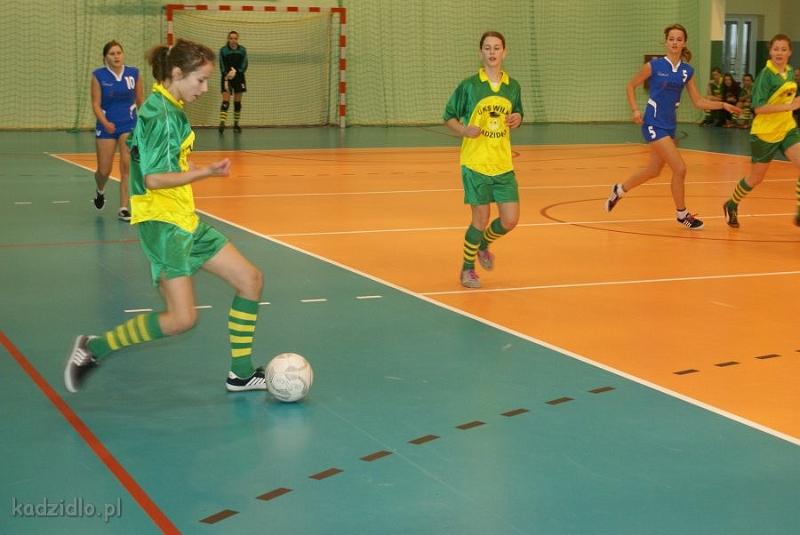 dsc06376.jpg - Mikołajkowy turniej dziewcząt w piłce nożnej - 7 grudnia 2008 r.