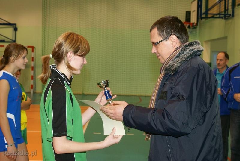 dsc06761.jpg - Mikołajkowy turniej dziewcząt w piłce nożnej - 7 grudnia 2008 r.