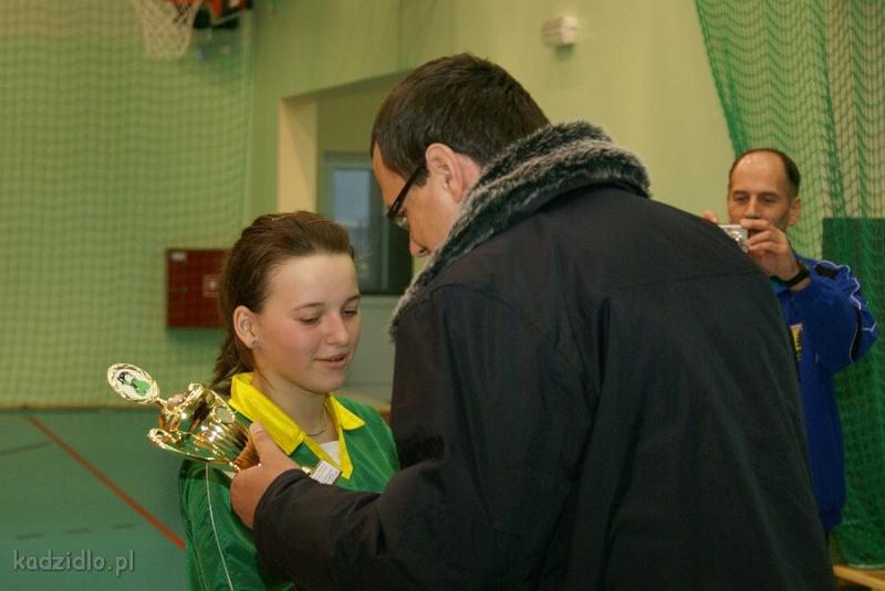 dsc06768.jpg - Mikołajkowy turniej dziewcząt w piłce nożnej - 7 grudnia 2008 r.