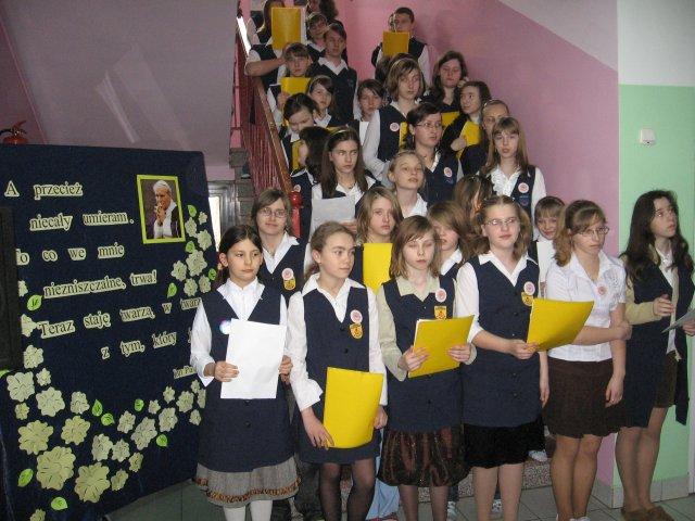 1.jpg - Rocznica śmierci Patrona szkoły w Dylewie - 2 kwietnia 2008 r.