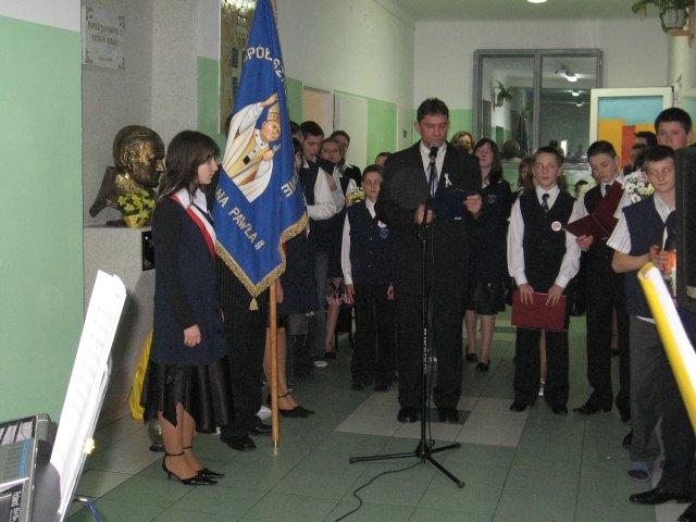 2.jpg - Rocznica śmierci Patrona szkoły w Dylewie - 2 kwietnia 2008 r.