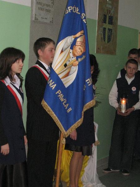 3.jpg - Rocznica śmierci Patrona szkoły w Dylewie - 2 kwietnia 2008 r.