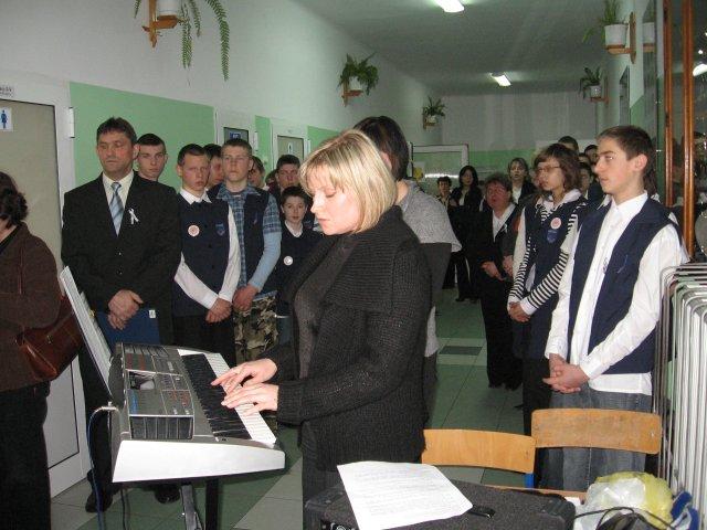 4.jpg - Rocznica śmierci Patrona szkoły w Dylewie - 2 kwietnia 2008 r.