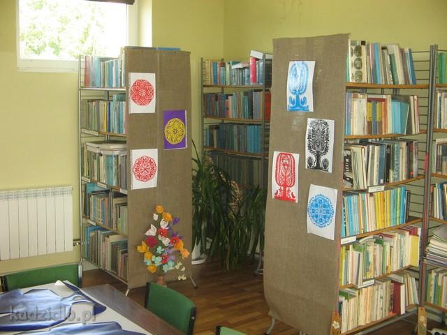 img_0402.jpg - W miesiącu maju w Bibliotece w Kadzidle oprócz imprez można było podziwiać wystawę wycinanek i kwiatów Pani Marii Szurnickiej z Dylewa