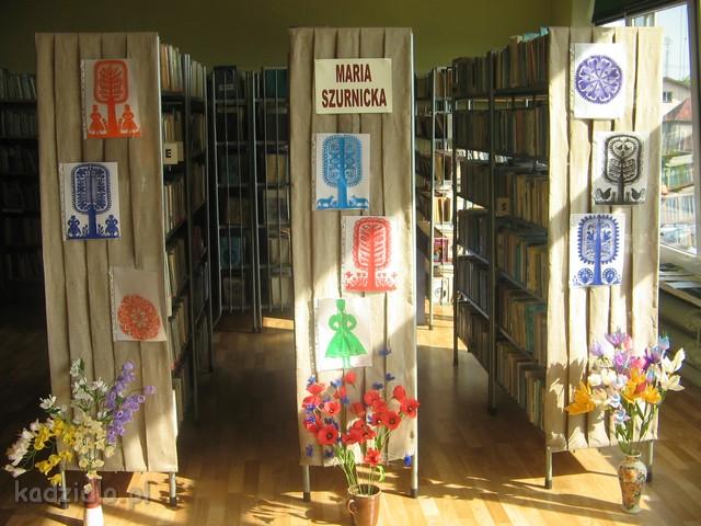 img_0408.jpg - W miesiącu maju w Bibliotece w Kadzidle oprócz imprez można było podziwiać wystawę wycinanek i kwiatów Pani Marii Szurnickiej z Dylewa