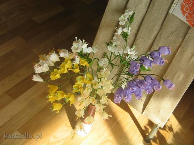 img_0415.jpg - W miesiącu maju w Bibliotece w Kadzidle oprócz imprez można było podziwiać wystawę wycinanek i kwiatów Pani Marii Szurnickiej z Dylewa