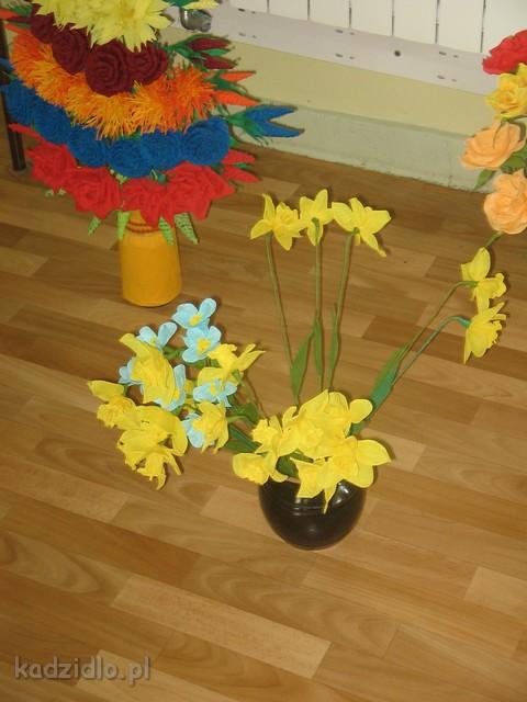 img_0422.jpg - W miesiącu maju w Bibliotece w Kadzidle oprócz imprez można było podziwiać wystawę wycinanek i kwiatów Pani Marii Szurnickiej z Dylewa