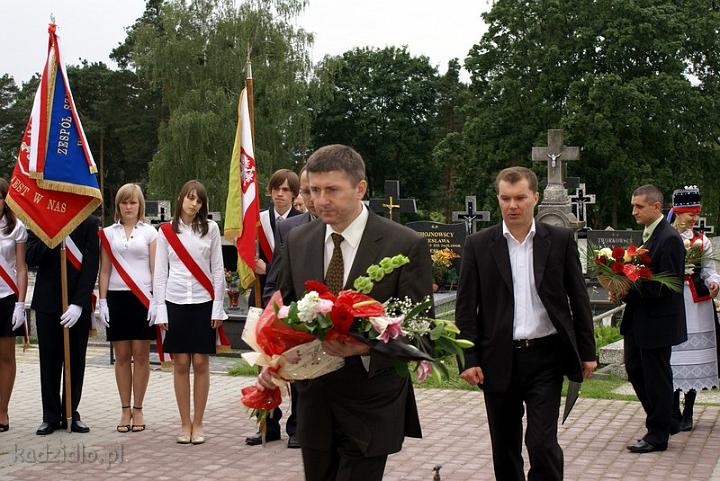 dsc01243.jpg - Po Mszy zostały złożone kwiaty na grobie Księdza Mieczysława Mieszki, miłośnika kultury kurpiowskiej