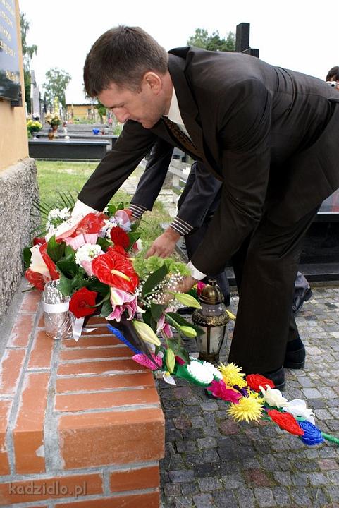 dsc01246.jpg - Po Mszy zostały złożone kwiaty na grobie Księdza Mieczysława Mieszki, miłośnika kultury kurpiowskiej