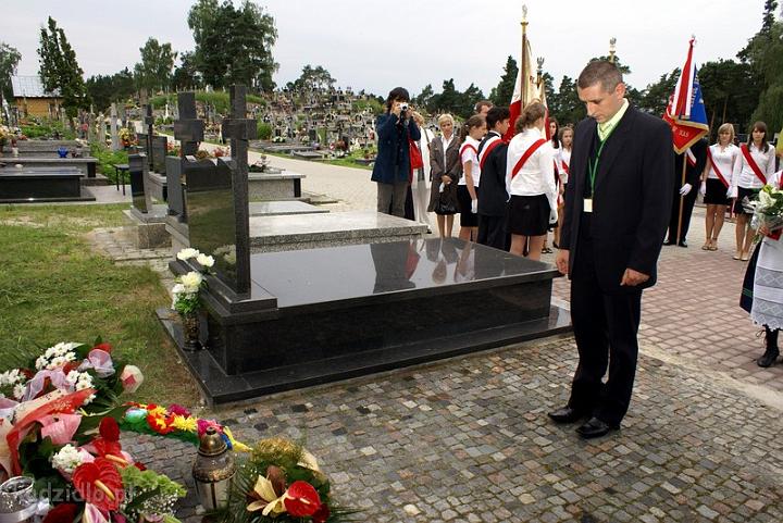 dsc01251.jpg - Po Mszy zostały złożone kwiaty na grobie Księdza Mieczysława Mieszki, miłośnika kultury kurpiowskiej