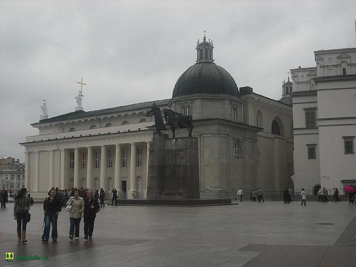 image00008.jpg - Plac katedralny oraz Pomnik Marszałka J. Piłsudskiego