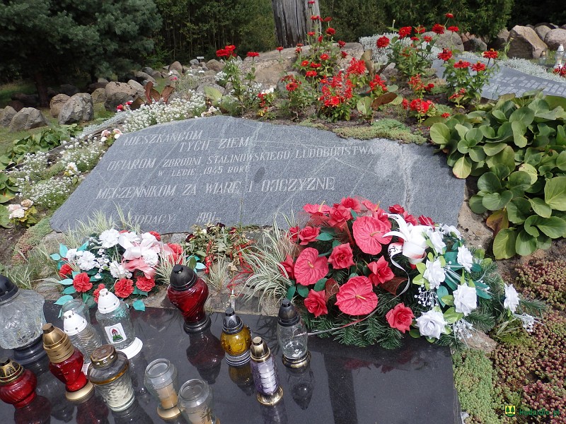 tablica_przy_pomniku_w_gibach.jpg - Tablica przy pomniku w Gibach