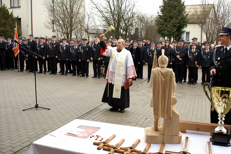 14poswieceniestraznicyospkadzidlo2010r.jpg - Poświęcenie remizy OSP Kadzidło - 2010